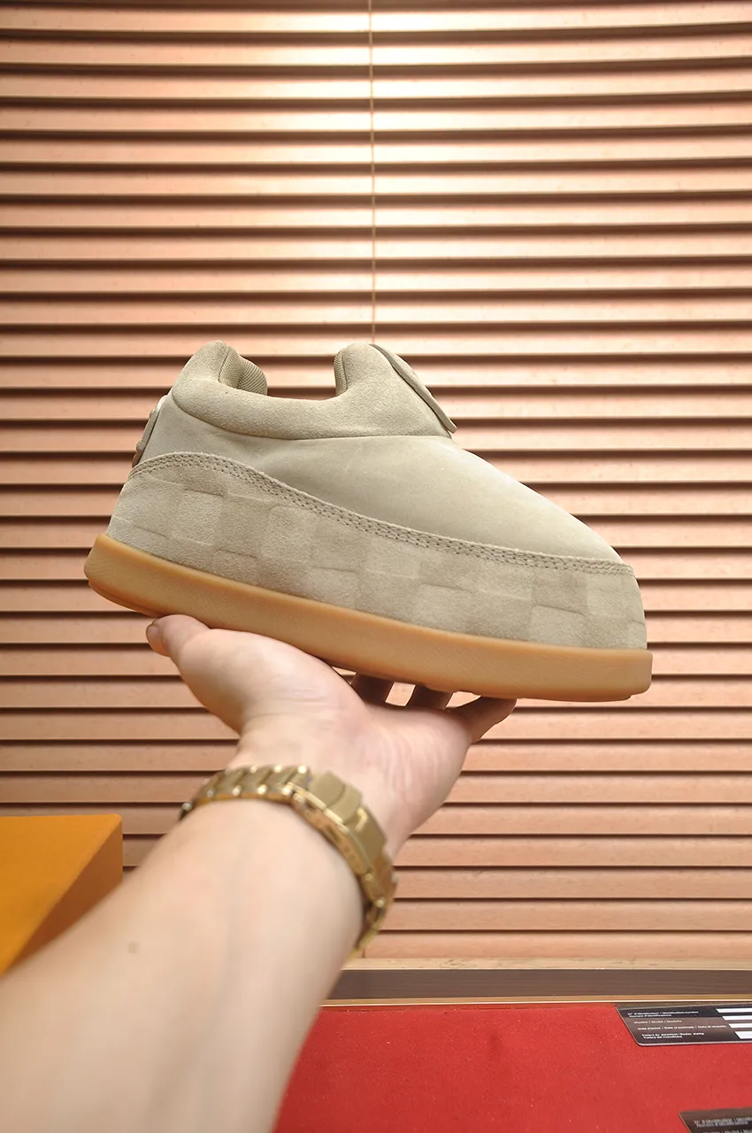 Men's men's shoes💰700💶 🔥New style🔥 LV co-branded nigo, ugly and cute😍Many Internet celebrities have put on their shoes, classic and versatile items.  ❄️Fabric: Imported high mercerized cow suede. ❄️Inner lining: high-grade elastic mesh, ❄️Outsole: original molded outsole, palm print rubber outsole with hidden L letter and Monongram flower ❄️Size: Female 35-41 (Female 41 customized), Male 39-46 (45-46 customized)